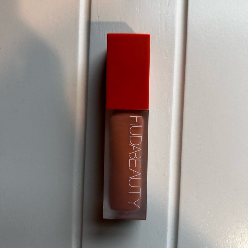 HUDA BEAUTY Liquid Concealer - Peach
